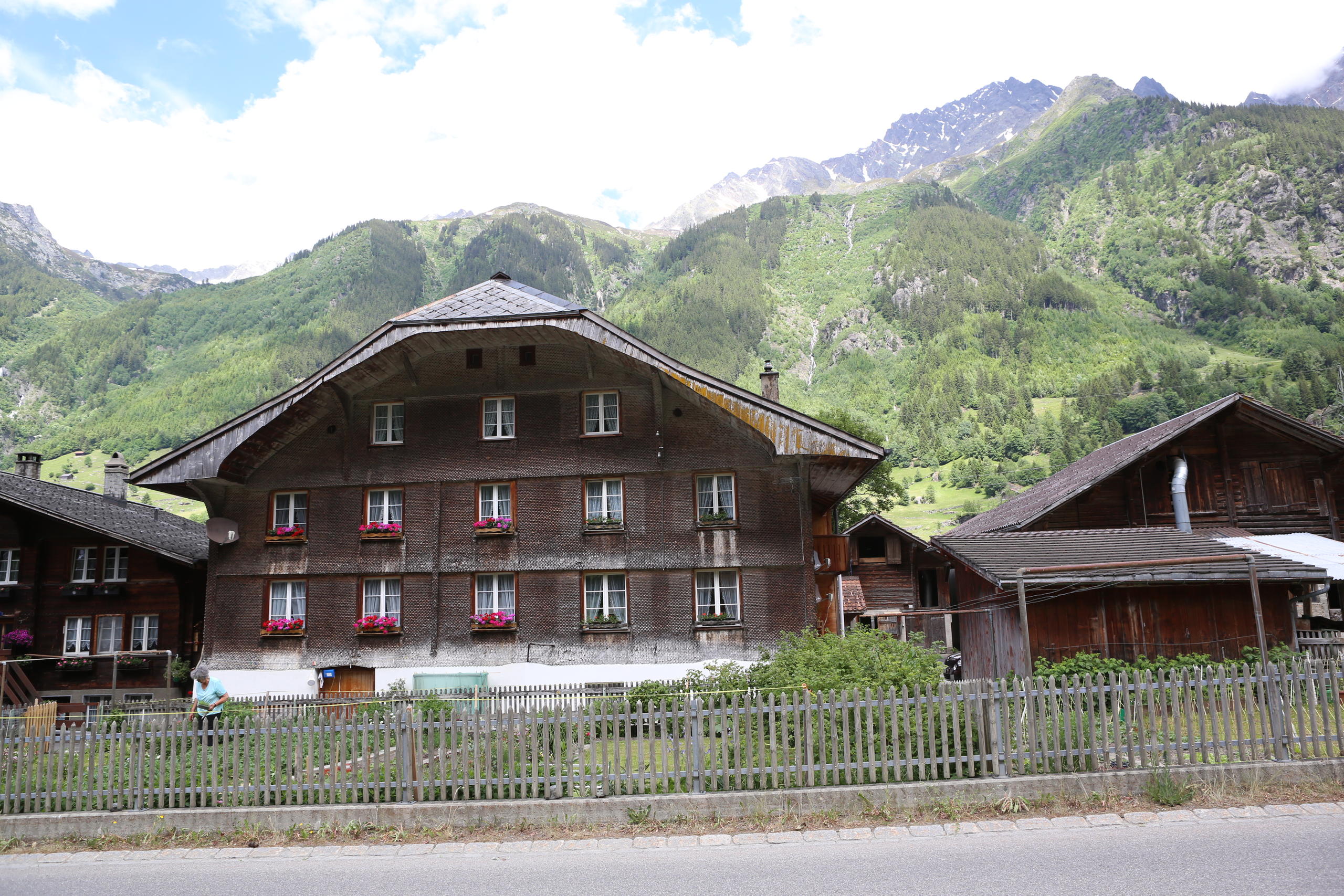 casa di legno con fiori alle finestre