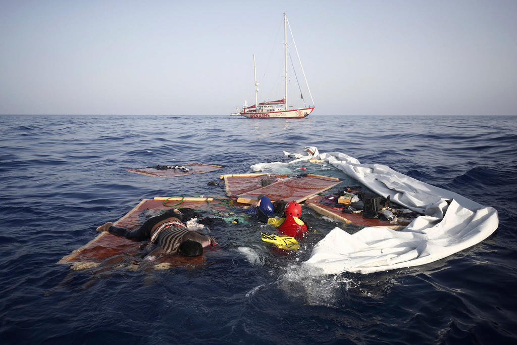 Resti di una barca galleggiano in mare aperto, insieme ai cadaveri di una donna e di un bambino.