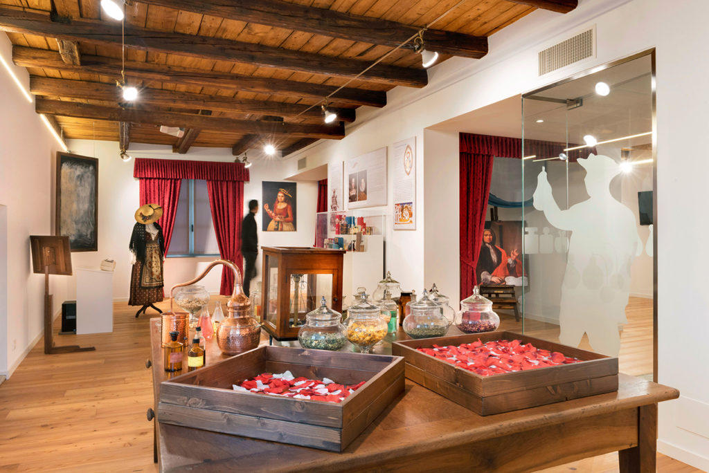 La prima sala della Casa del profumo, il museo dedicato all Acqua di Colonia di Santa Maria Maggiore