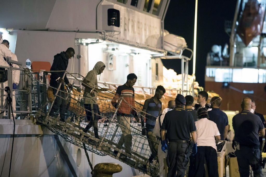 Migranti sbarcano