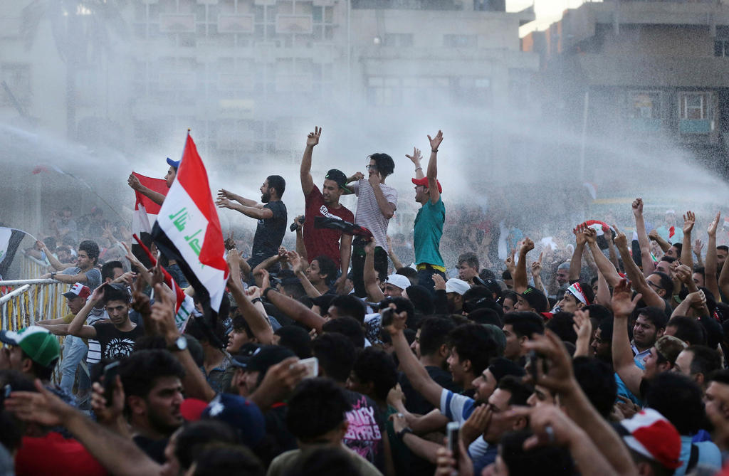 مجموعة من المتظاهرين يرفعون شعارات وسط العاصمة العراقية بغداد