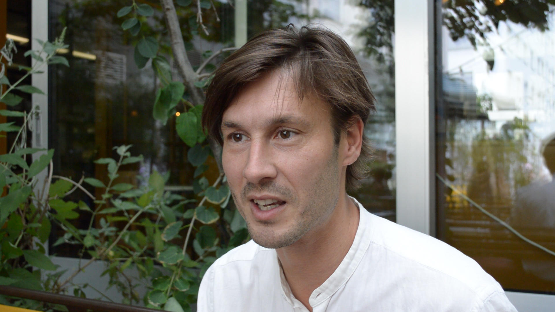 Ein Mann vor einer Glasscheibe