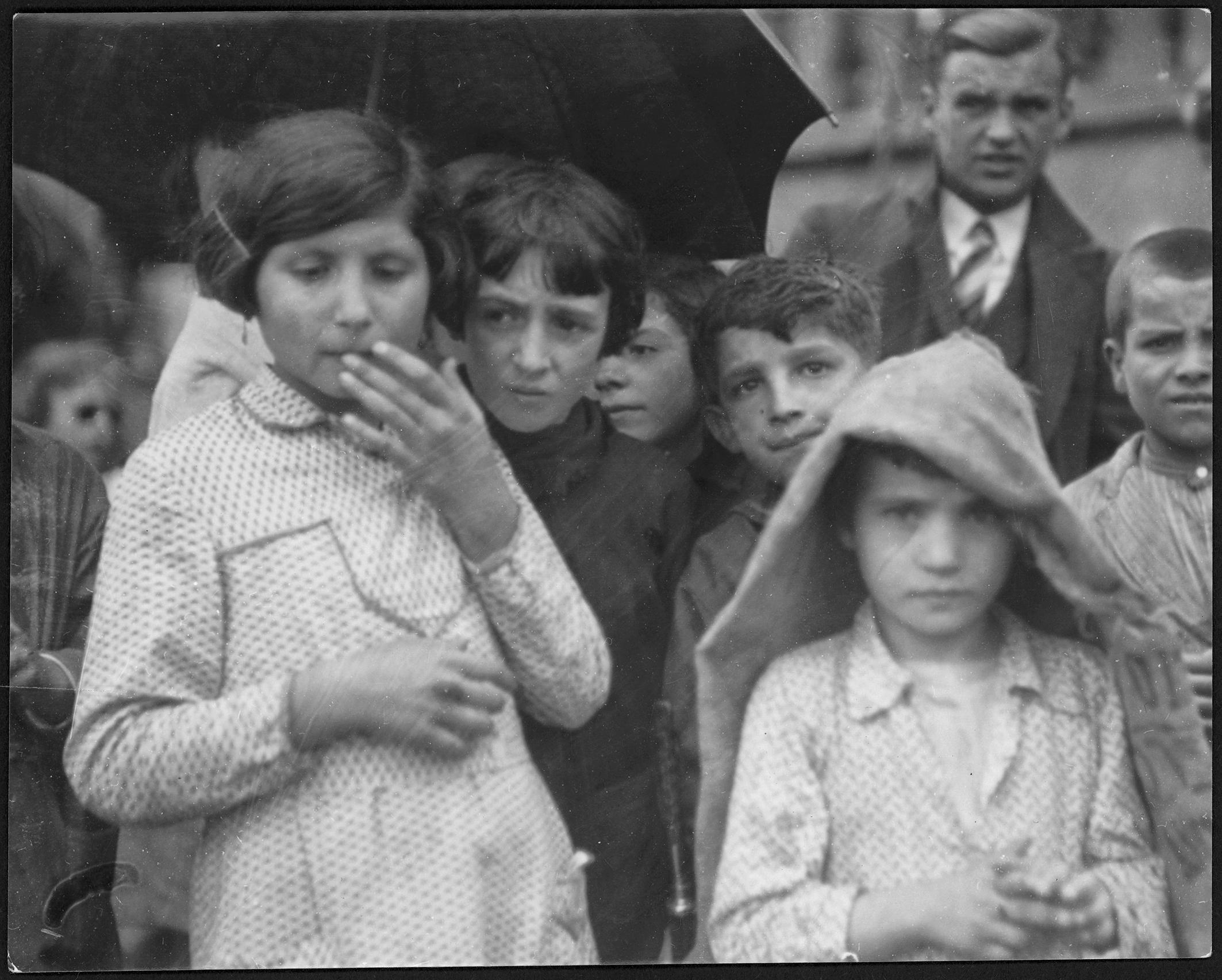 Fotografía de un grupo de niños bajo la lluvia