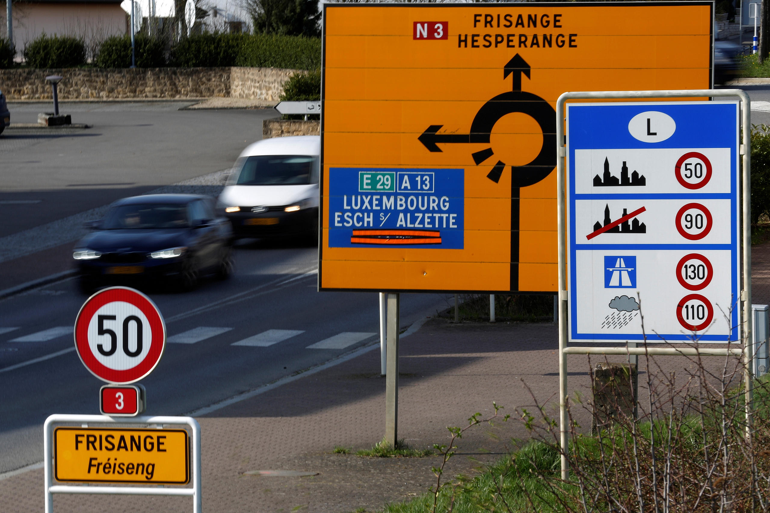 cartelli stradali e auto che circolano su una strada