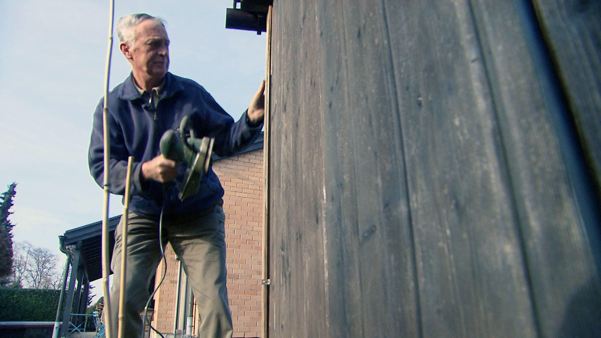 Man holding a grinding machine