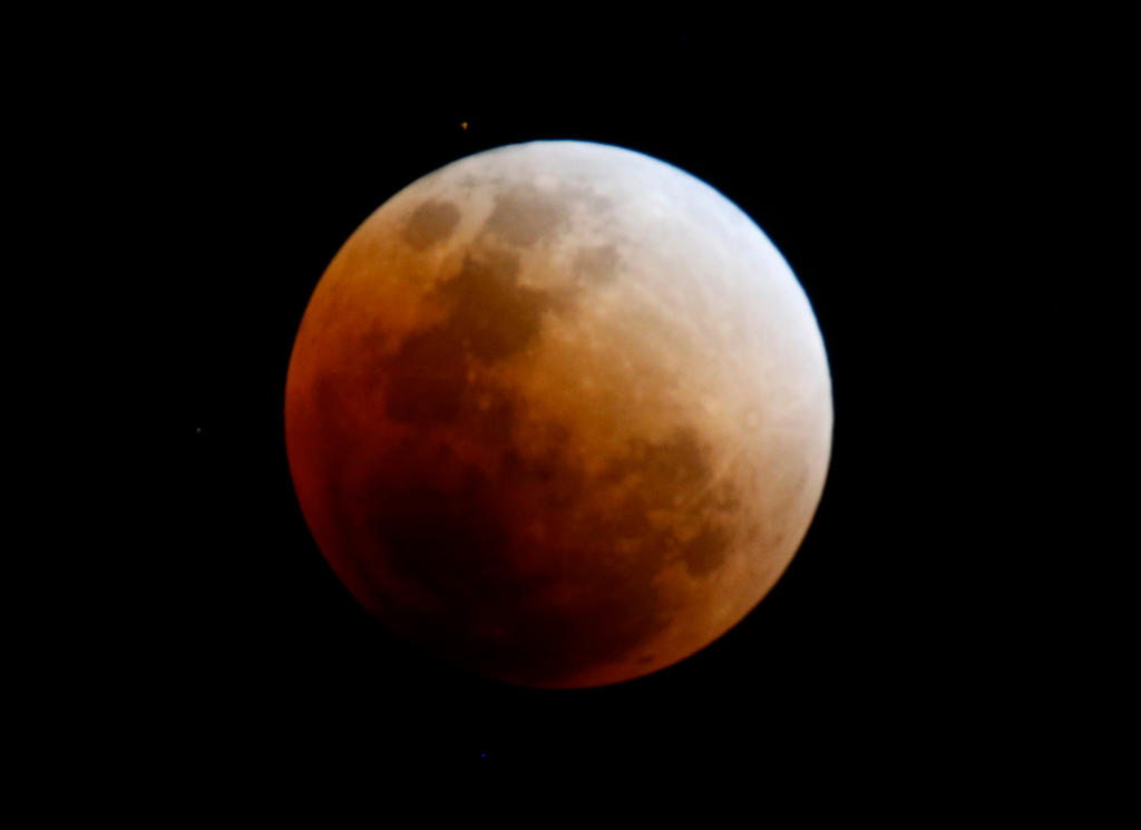 La luna rossa in un immagine di qualche mese fa sopra il cielo filippino