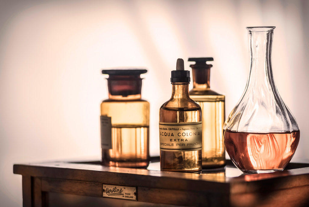 Antiche boccette dell Acqua di Colonia conservate alla Casa del Profumo a Santa Maria Maggiore