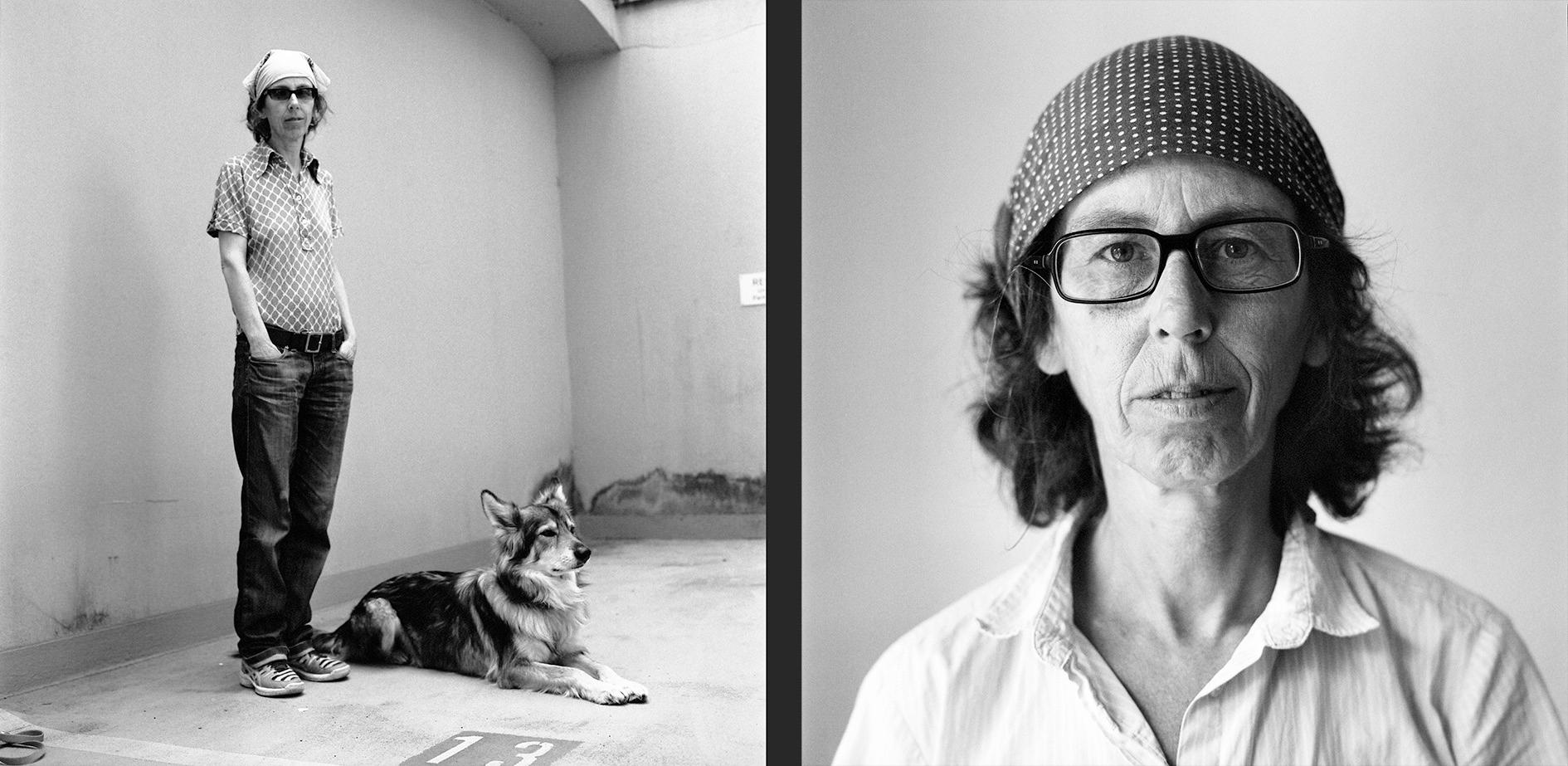 Frau mit Hund. Portrait Frau mit Brille und nichtreligiösem Kopftuch.