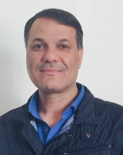 رجل ينظر إلى عدسة المصور