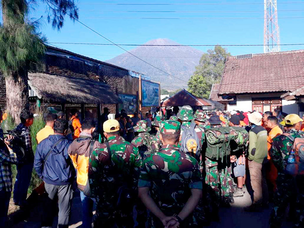 People gathered near to Rinjani volcano