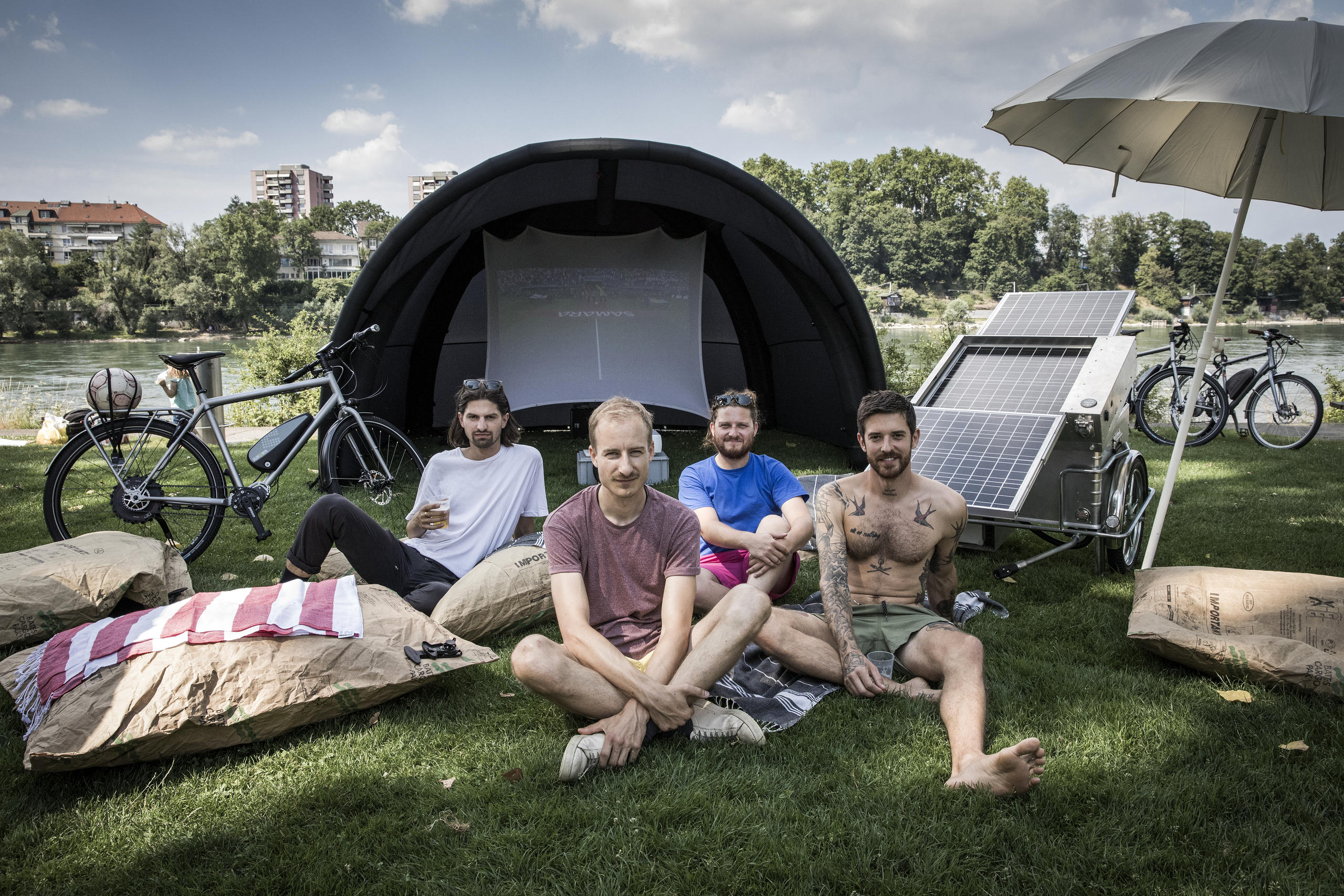 Gruppe rund um Fabian Müller am Rhein