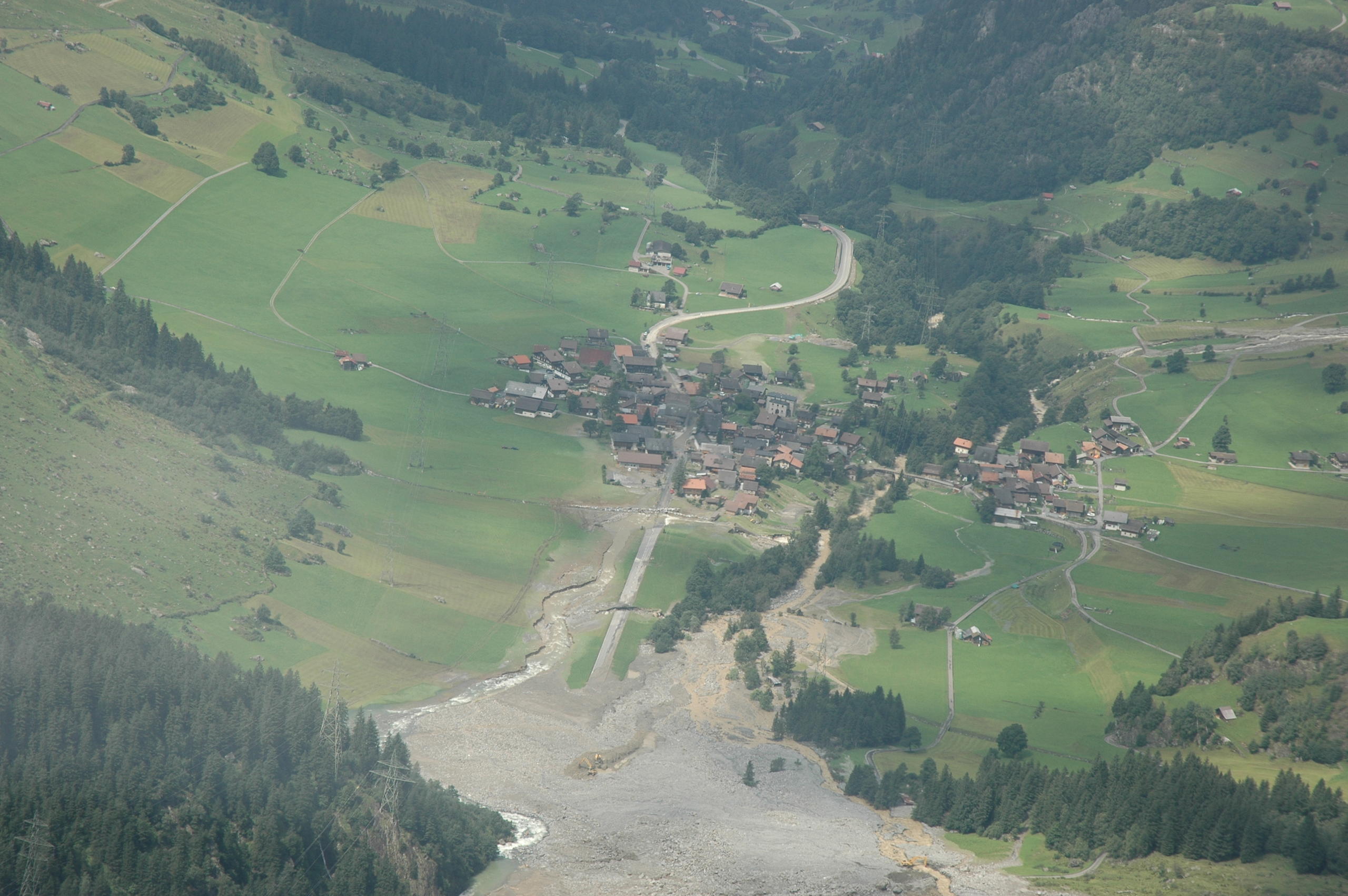 vista aerea di un villaggio nelle cui vicinanze è scesa una colata detritica