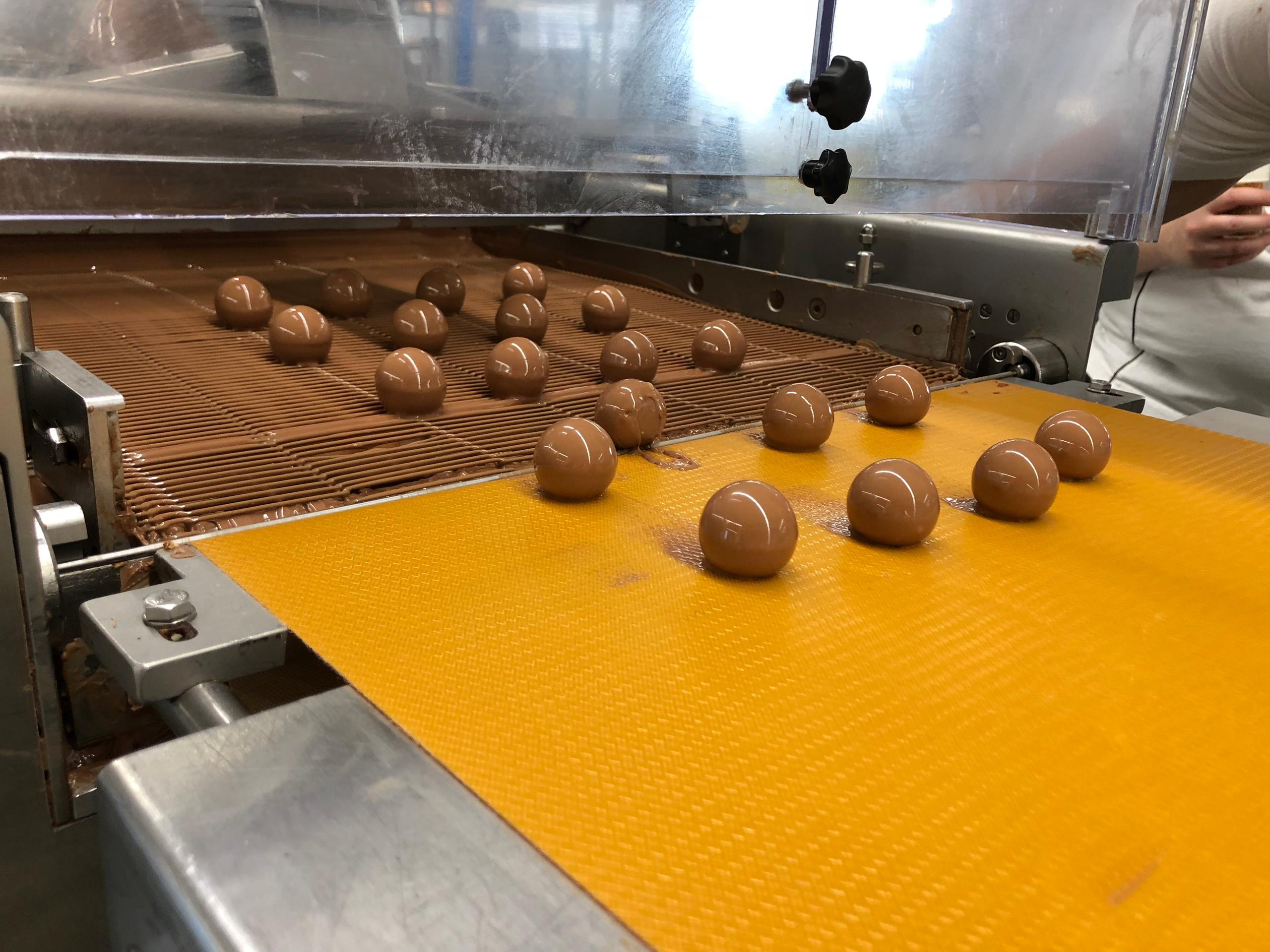 Bolas de chocolate saliendo de una máquina