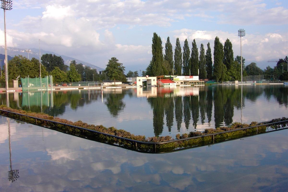 campo da calcio sommerso dall acqua
