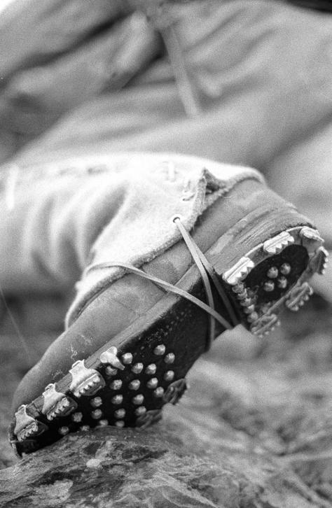 Besteigung der Eiger-Nordwand in historischer Ausrüstung. Bergschuh.