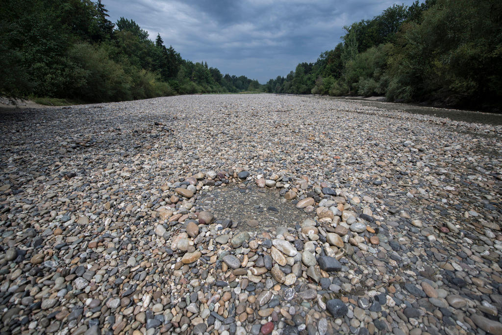 Il letto del fiume Emme dove non c è praticamente più una goccia d acqua