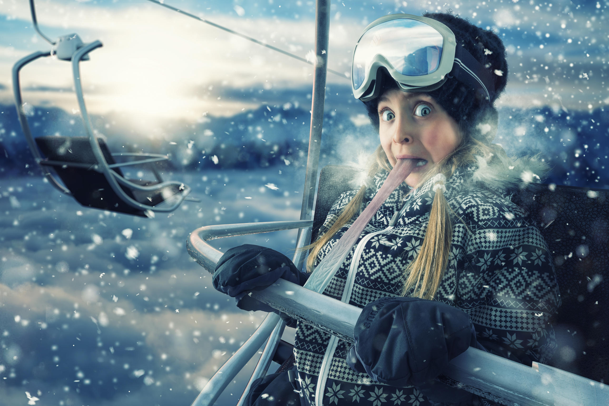 滑雪缆车上舌头被冻住的小女孩儿