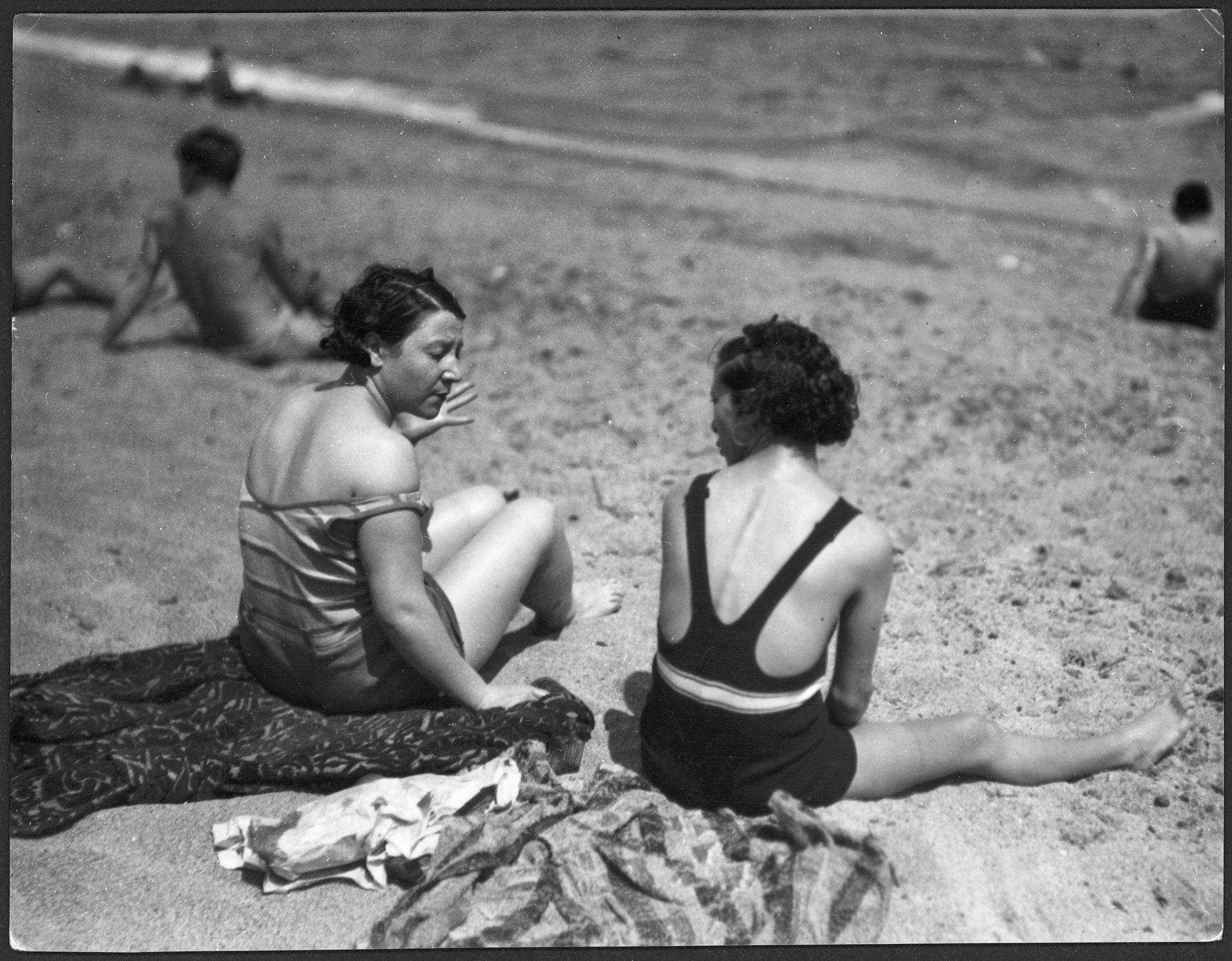 Aufnahme von zwei Frauen im Badeanzug am Strand.