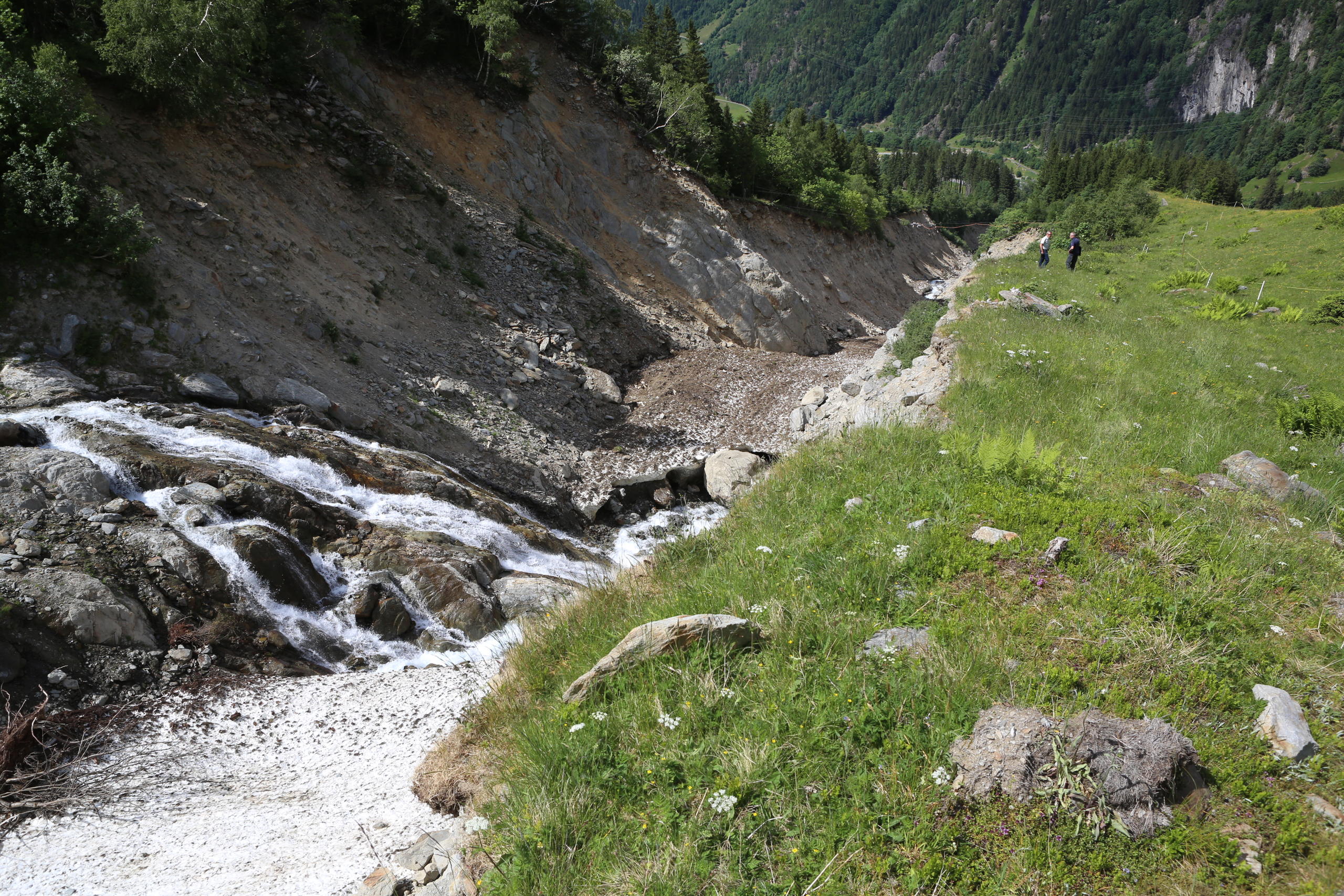 letto di un torrente alpino scavato dlal acqua