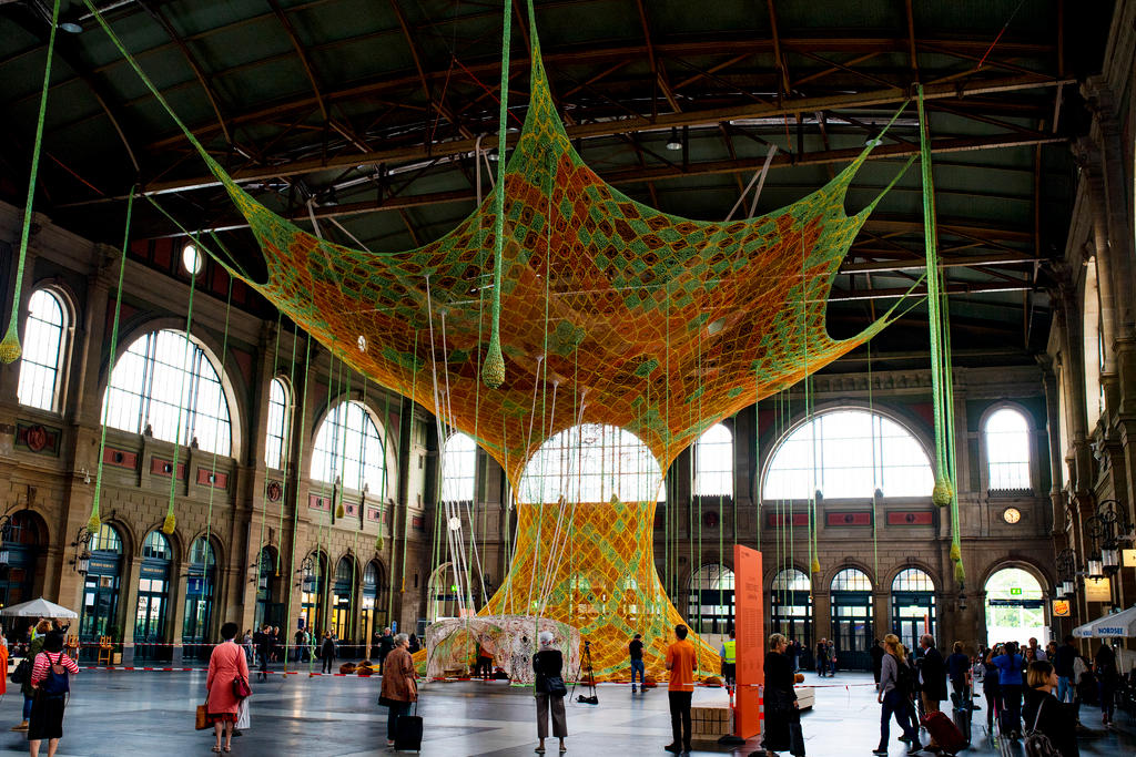 la hall della stazione di Zurigo con l albero della vita