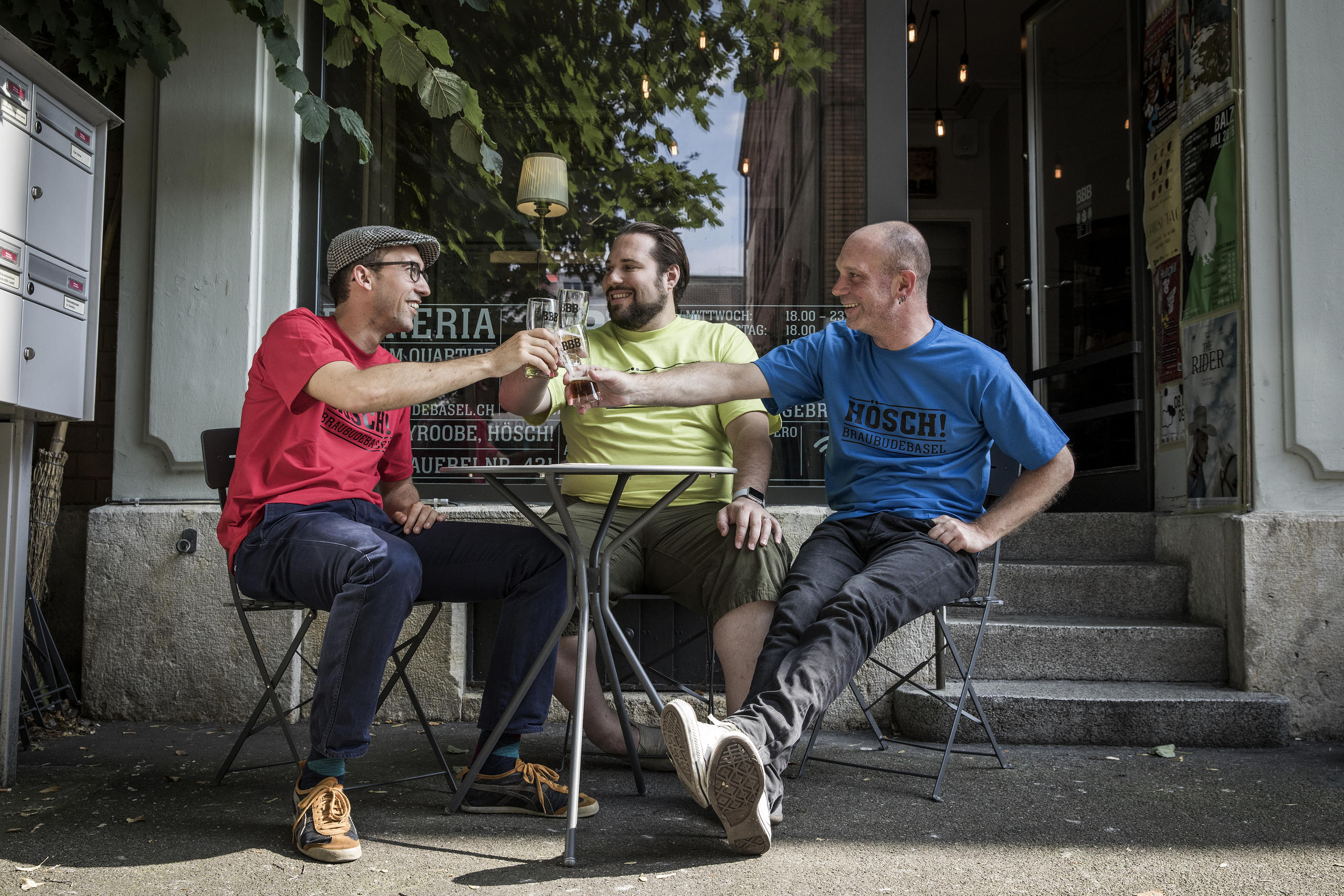 Drei Fans stossen mit ihrem Bier an in der BrauBudeBasel