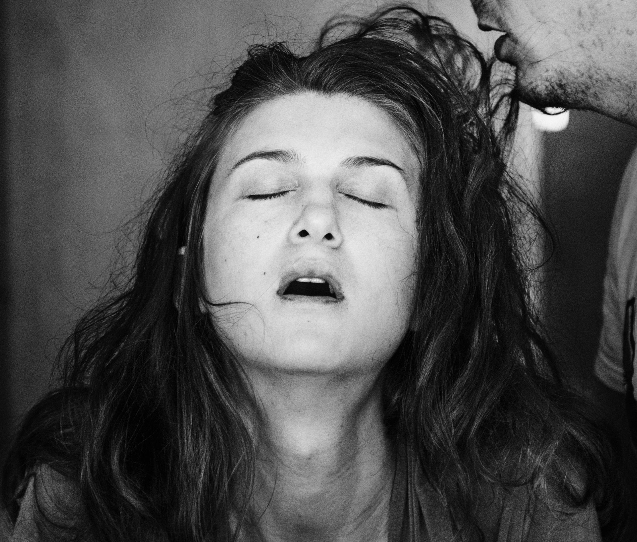 Eine Frau beim Gebären