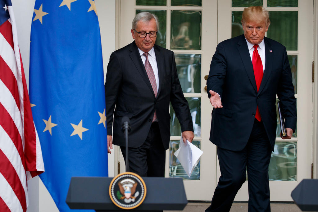 Juncker e Trump, bandiera Usa e europea
