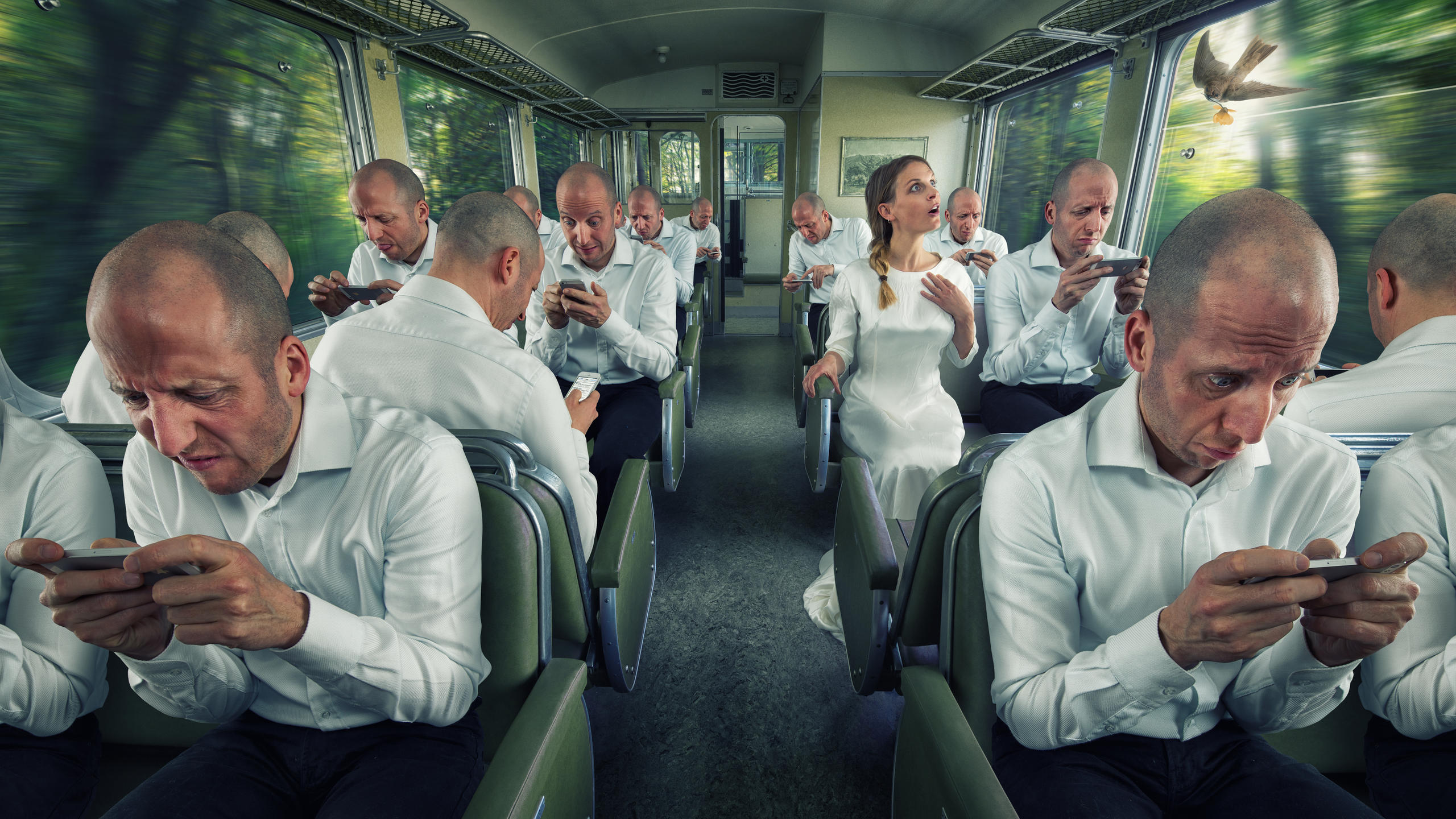 火车上人们个个盯着手机