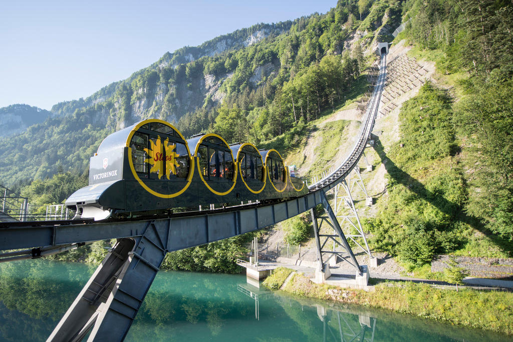 Standseilbahn mit zylinderförmigen Kabinen auf einer Brücke über einen See