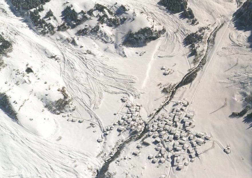 veduta aerea di un villaggio coperto dalla neve