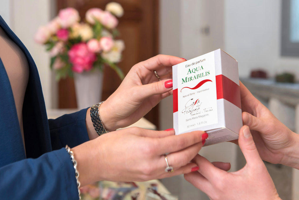 Una confezione dell Aqua Mirabilis prodotta dalla Casa del profumo di Santa Maria Maggiore