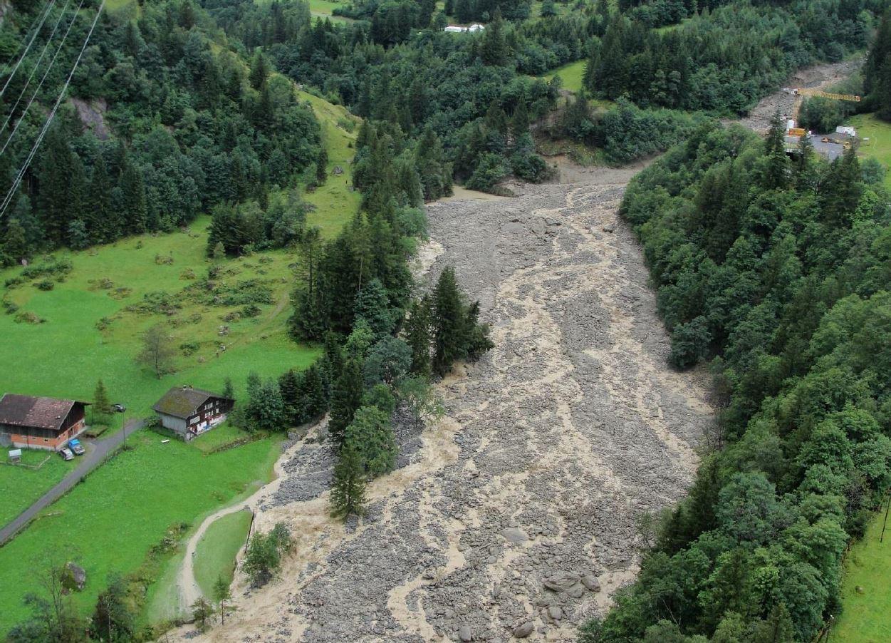 letto di un fiume riempito di sassi e sedimenti