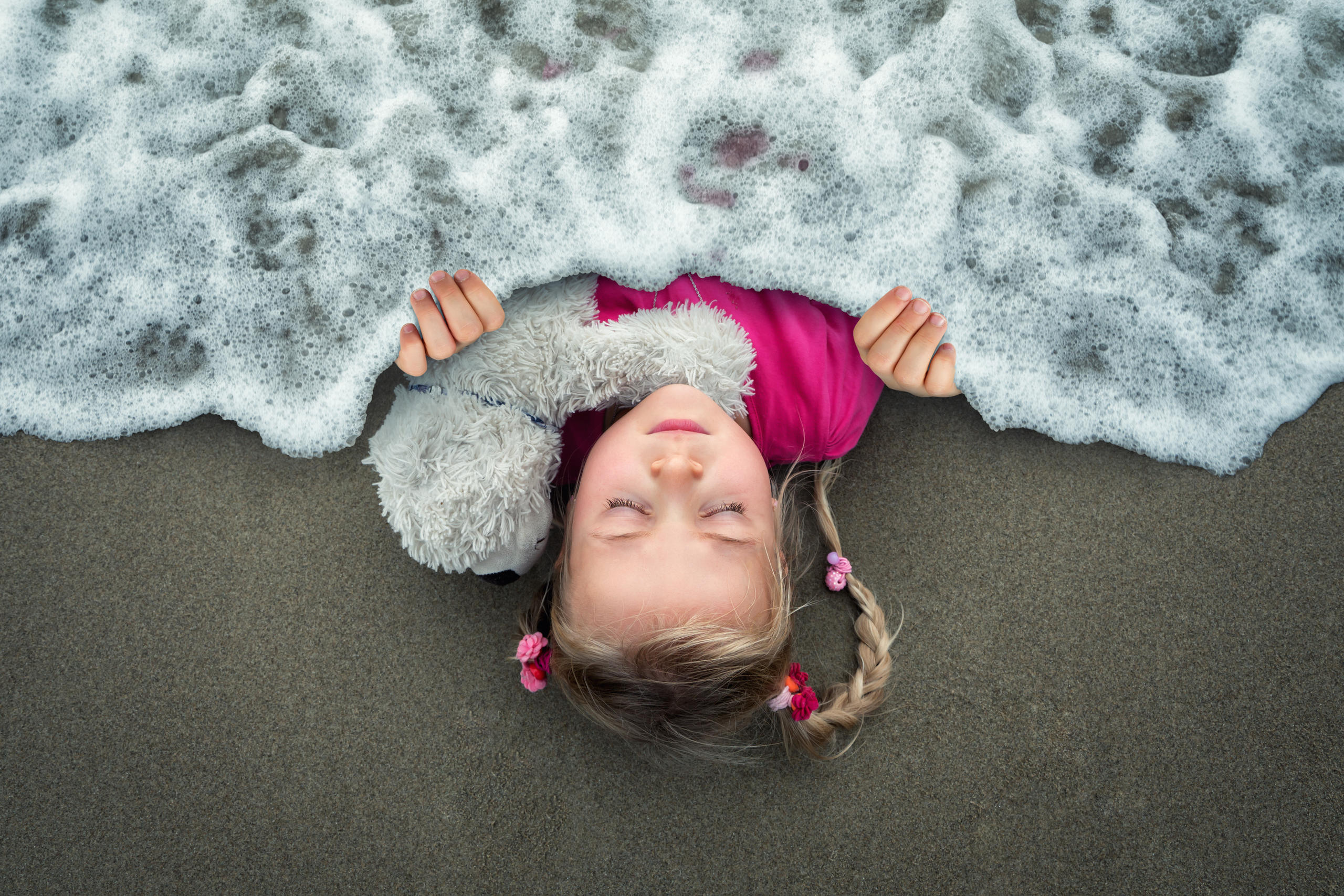 躺在沙滩上的小姑娘