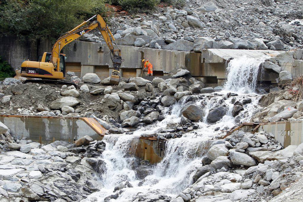 Barreiras sendo construída nas montanhas