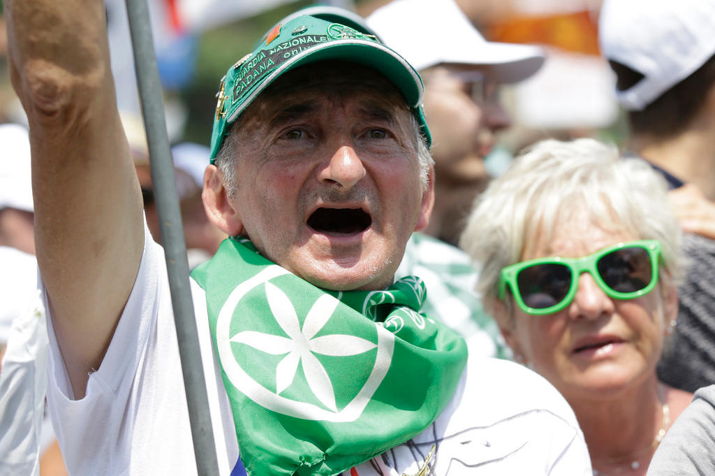 supporter leghista con fazzoletto verde al collo