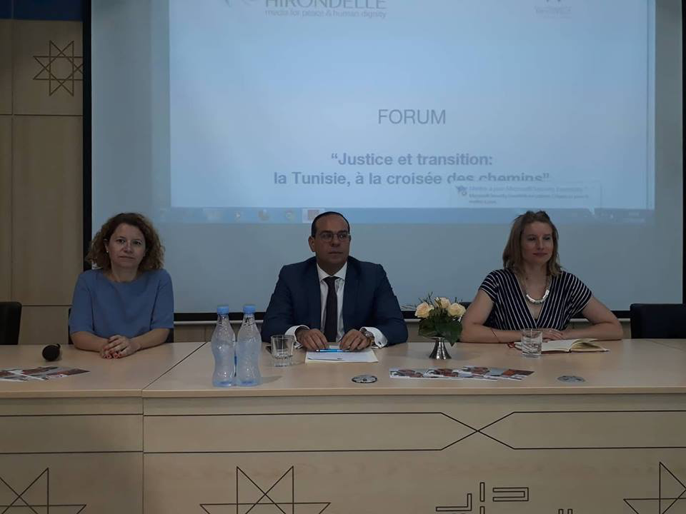 رجل يتوسط امرأتين خلال ندوة في تونس