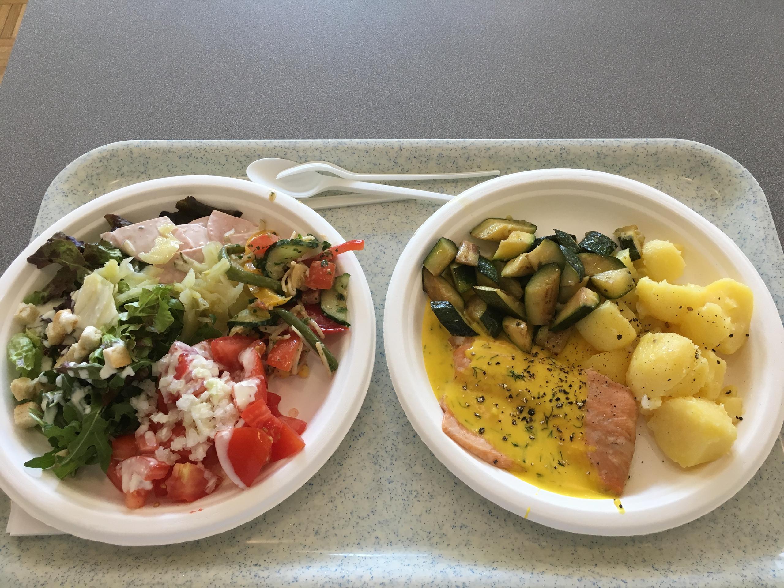 サケのグリルとクリームソース、サラダ