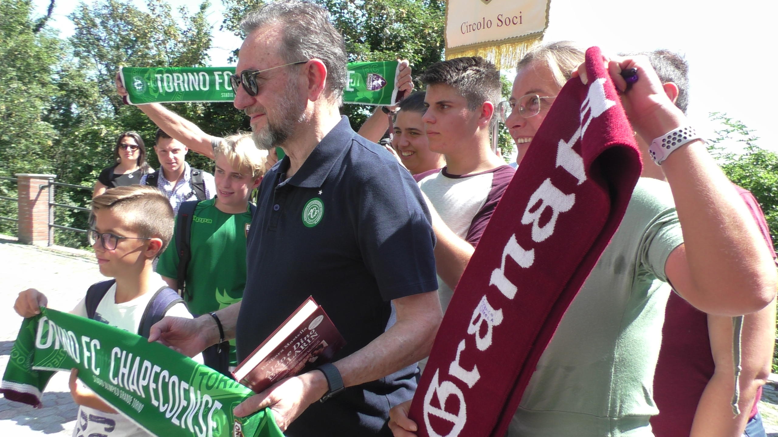 Tifosi a Superga con sciarpe del Torino e della Chapecoense