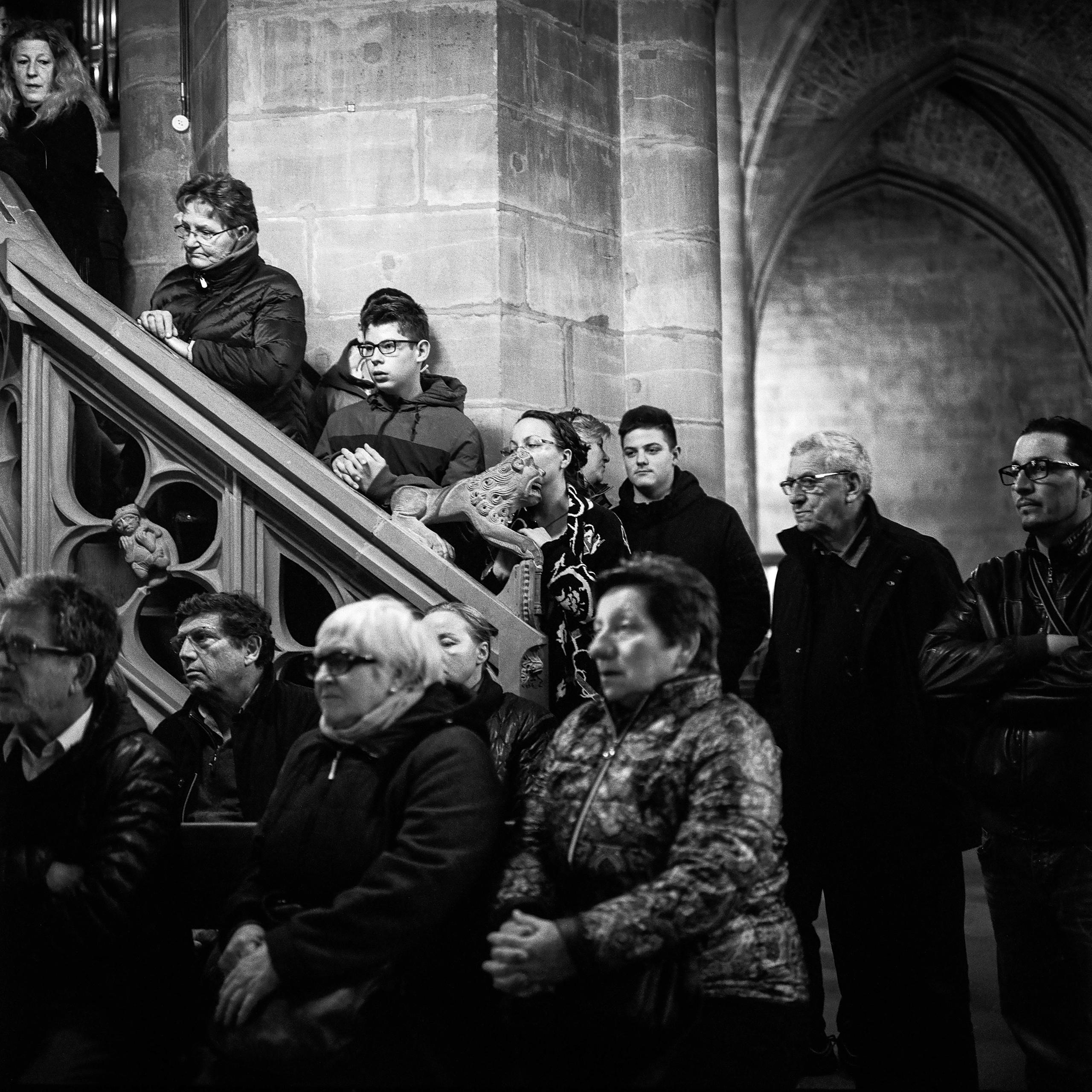 Gläubige in der Kirche, sitzend