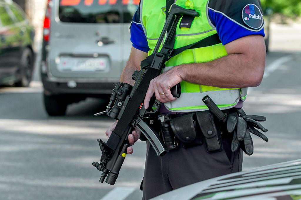 Agente della polizia ticinese a un posto di blocco