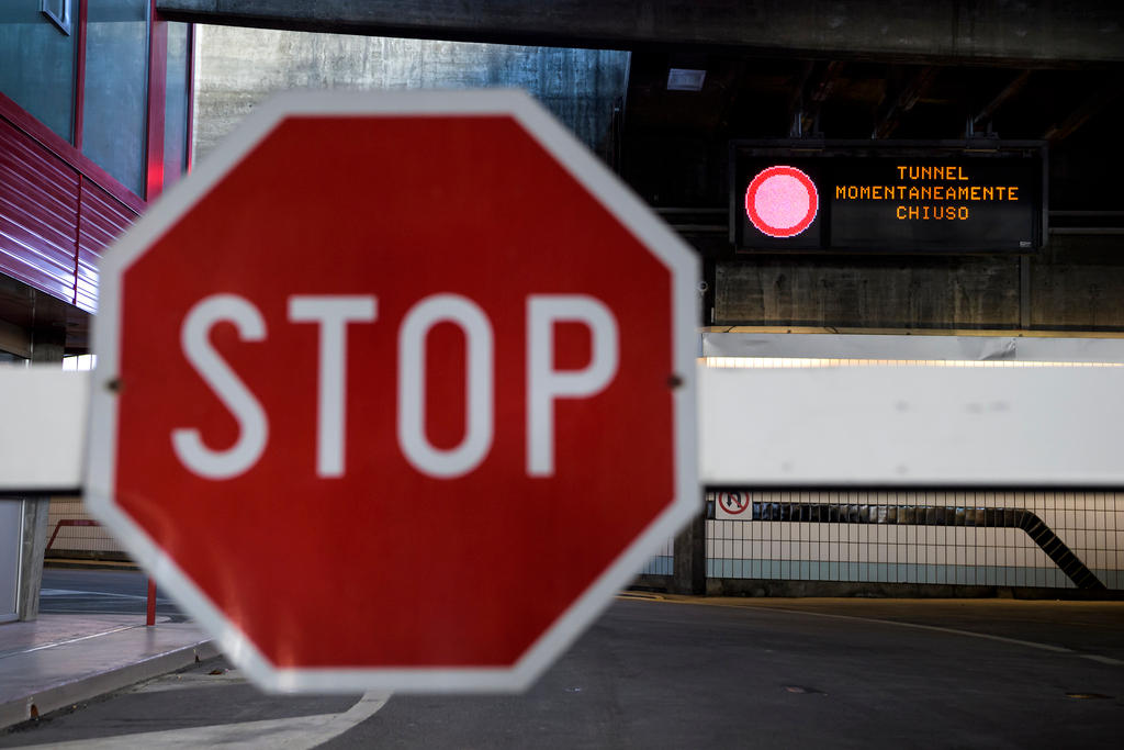 Cartello di Stop davanti a galleria