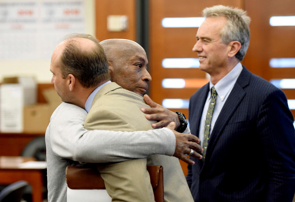 L abbraccio tra Dewayne Johnson e il suo legale dopo la sentenza a San Francisco.