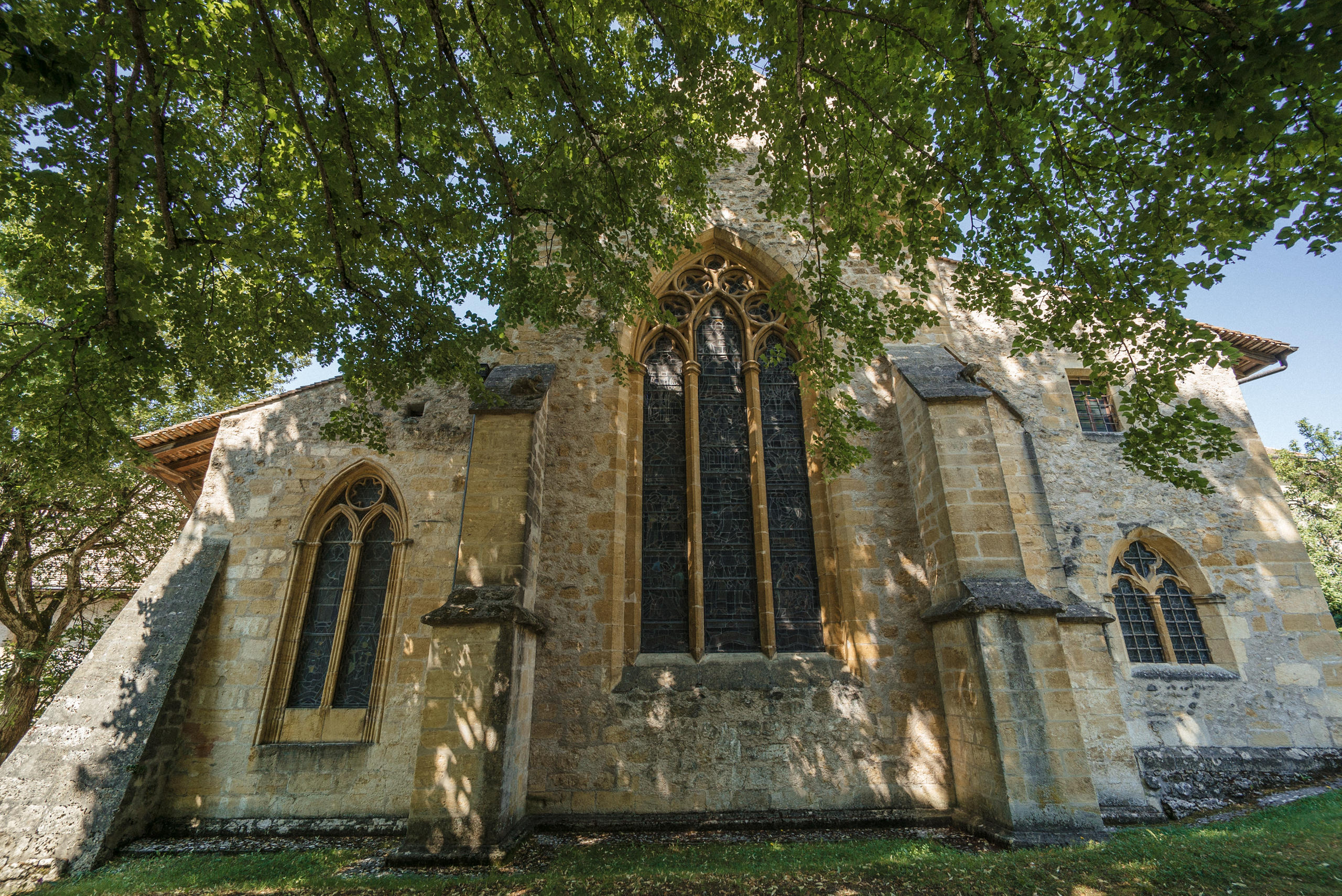 Arrière d une église avec vitraux