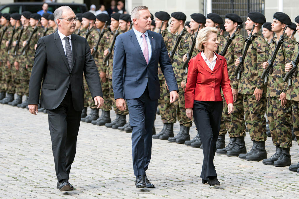 ２３日、ベルンでドイツ、オーストリア、スイスの３カ国年次防衛会合が開催された。スイス連邦議会議長のギ・パルメラン氏（左）が、ドイツのウルズラ・フォン・デア・ライエン国防相（右）とオーストリアのマリオ・クナセク防衛相を出迎えた