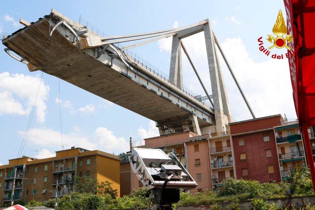 Quel che resta del Ponte Morandi in una foto dei Vigili del fuoco liguri