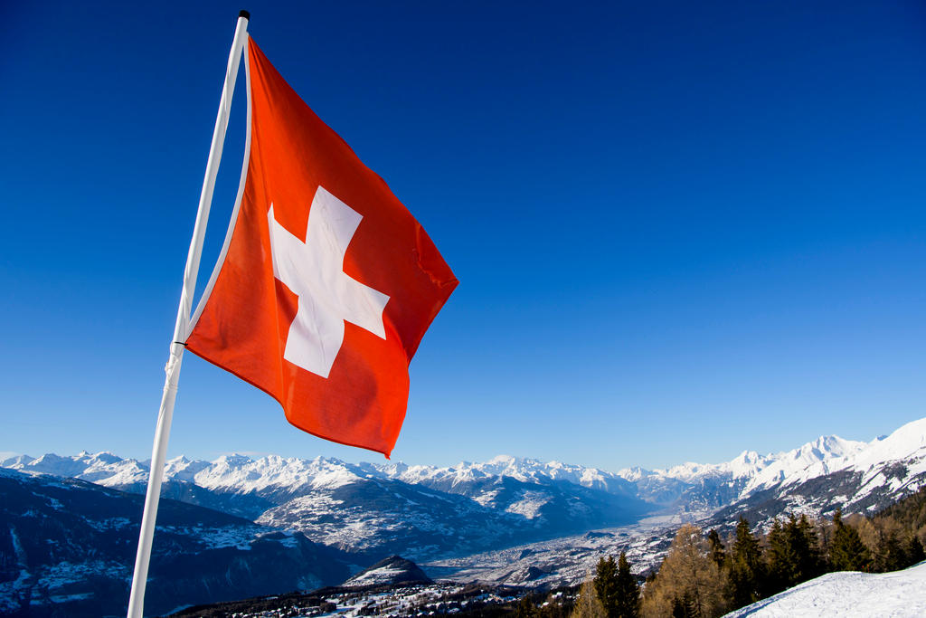 Bandiera svizzera. Montagne sullo sfondo