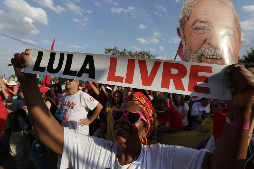 Manifestante com faixa Lula livre