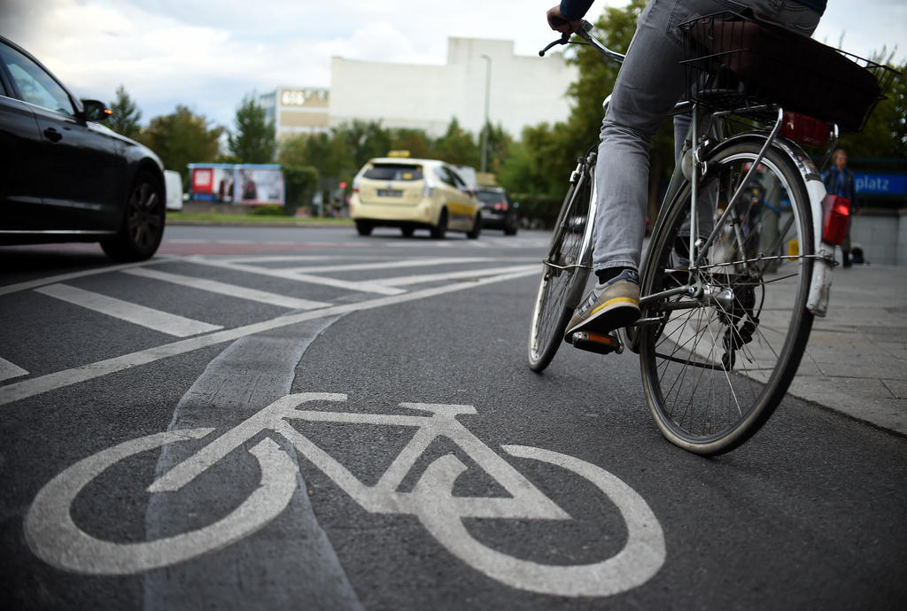 Ein Fahrradfahrer fährt in Berlin über den Radweg am Moritzplatz