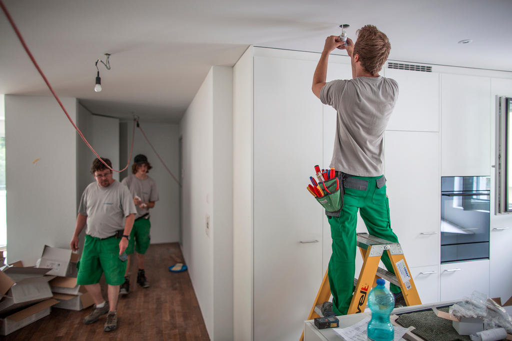 Electricistas trabajando en una vivienda