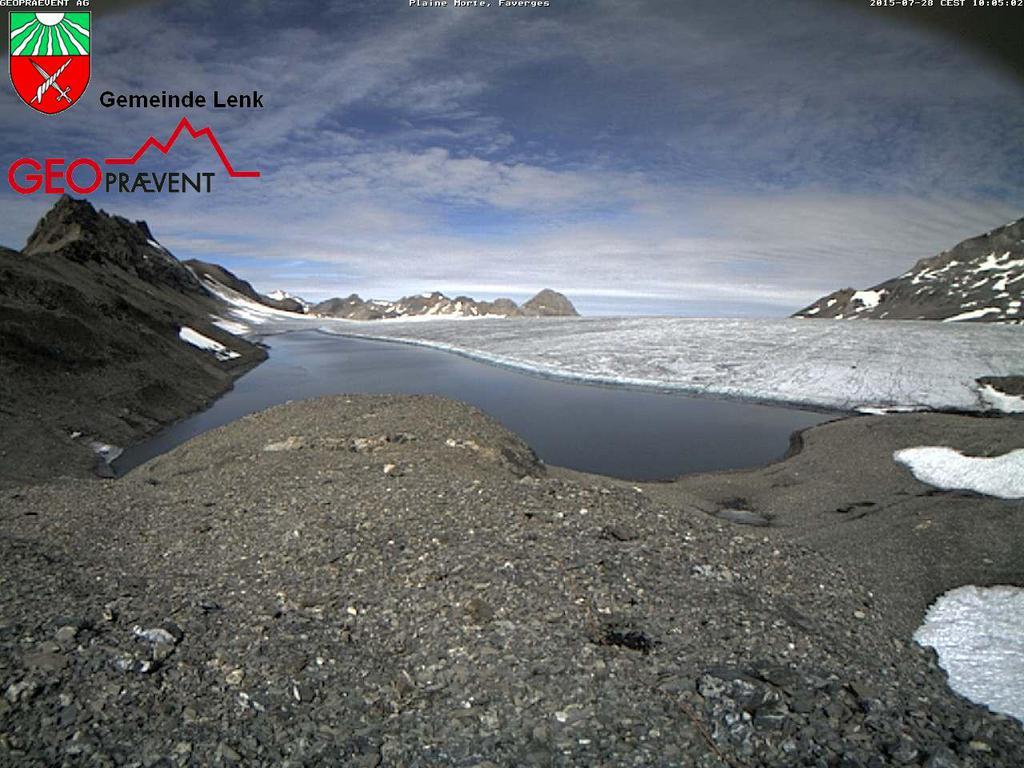 Paesaggio con specchio d acqua, ghiaccio e ghiaia